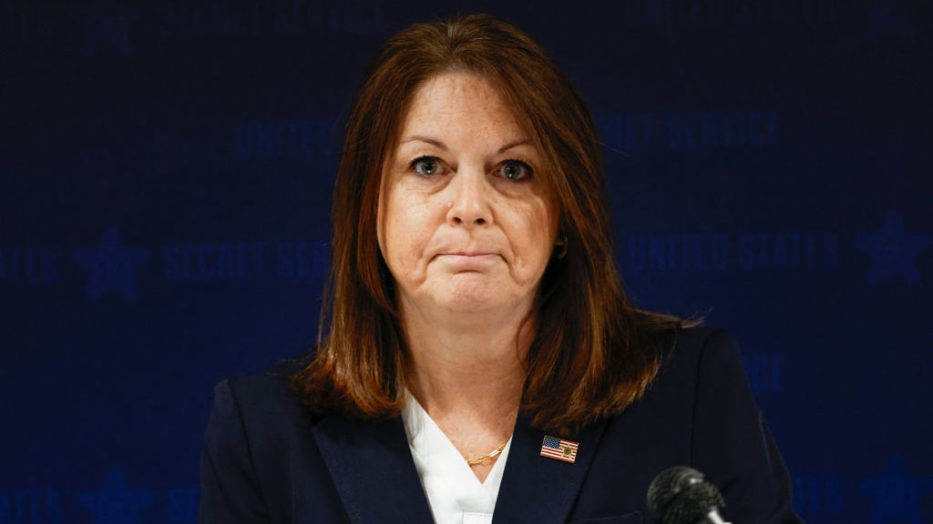 Trio of Republican Senators Mob Secret Service Director at the RNC