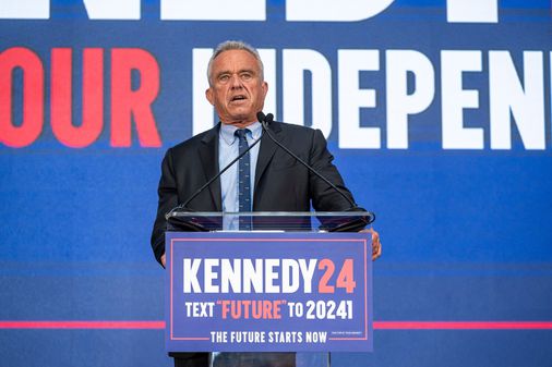Robert F. Kennedy Jr. announces he’s suspending independent bid for president, backing